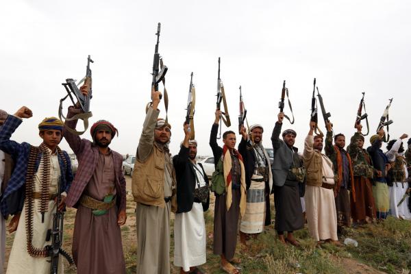 الحوثيون يشعلون المعارك في تعز بالتزامن مع وجود فريق أممي بالمدينة