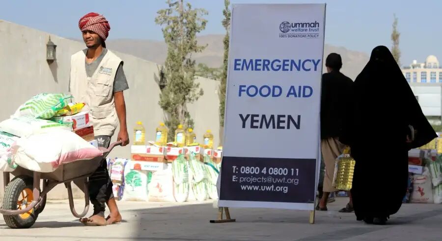 مواطنون في إب يشكون تلاعب القائمين على مؤسسة خيرية دولية تقدم مساعدات للمحتاجين باليمن