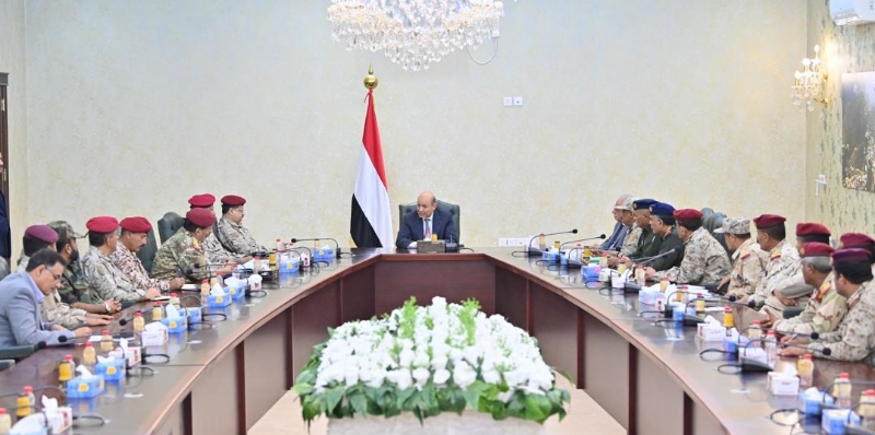 تفاصيل لقاء رئيس مجلس القيادة الرئاسي يجتمع بقيادة وزارة الدفاع و القوات المسلحة والامن بمحافظة عدن