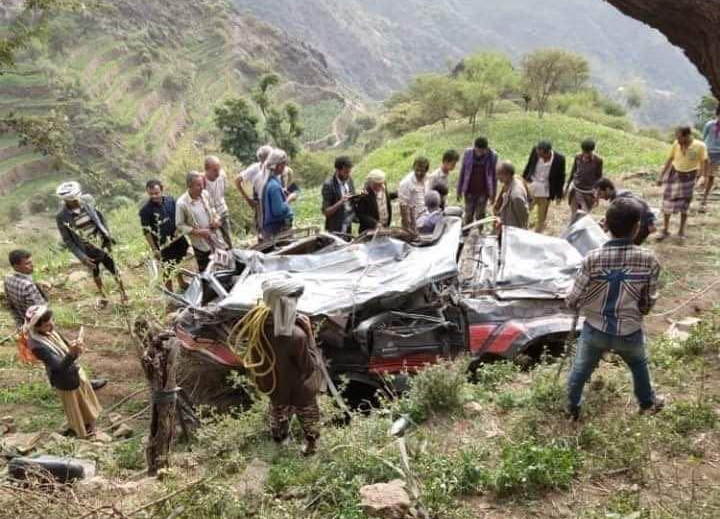 وفاة 11 شخص بينهم 3 نساء في انقلاب سيارة من أعالي جبال وصاب بذمار