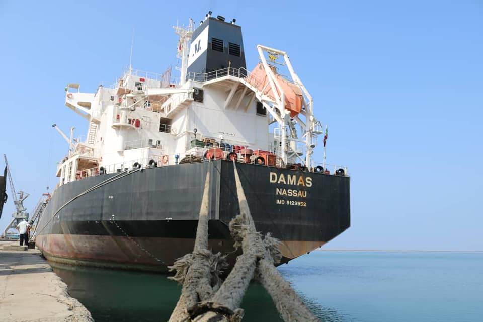 حذرت من شائعات الحوثي وتوعدت المخالفين.. الحكومة تكشف حقيقة وجود تعديلات في اجراءات دخول السفن الى الموانئ اليمنية