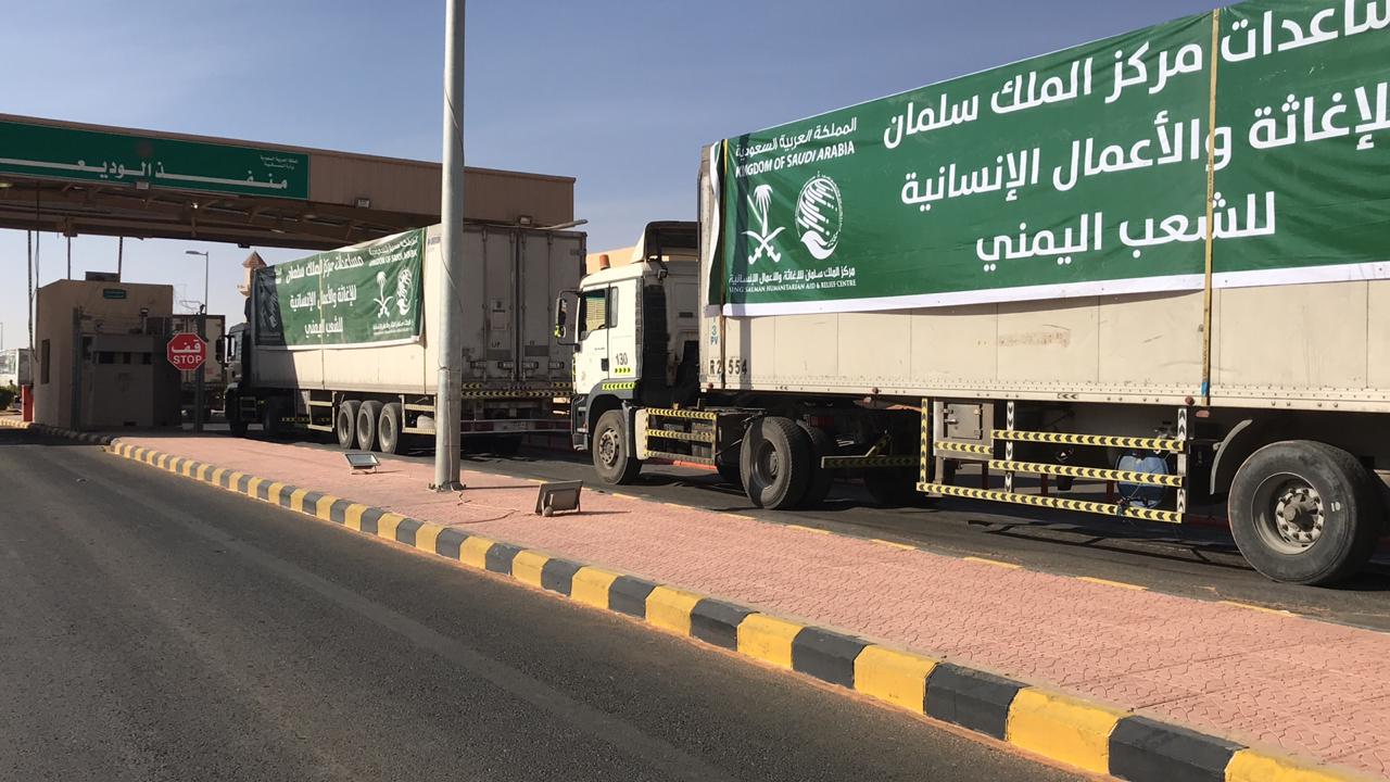 23 شاحنة إغاثية تعبر منفذ الوديعة متجهة إلى اليمن