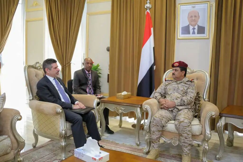 تفاصيل لقاء وزير الدفاع اليمني مع السفير الأميركي وأبرز الملفات التي تم التباحث بشأنها