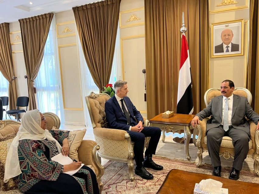 لقاء يجمع وزير الداخلية اليمني مع الملحق العسكري البريطاني
