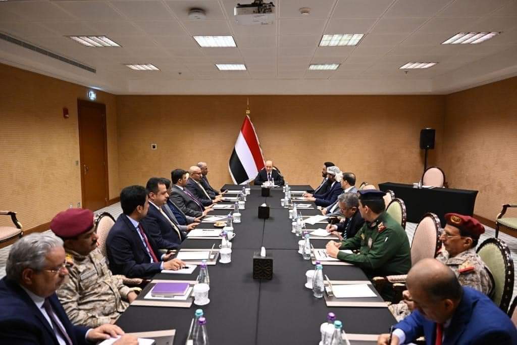 في إجتماع مشترك مع قيادات الدولة.. "الرئاسي" يجدد تمسكه بالسلام ويحمل الحوثيين مسؤولية التفريط بفوائد الهدنة