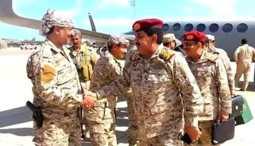 وزير الدفاع يعود الى عدن رفقة عدد من القيادات العسكرية