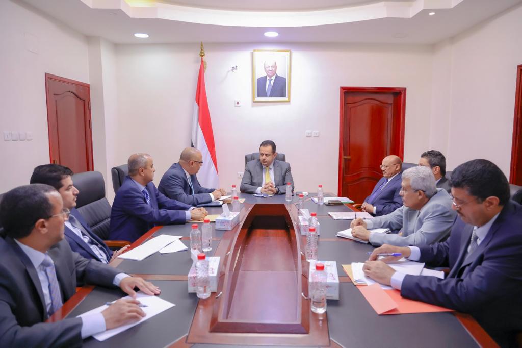 رئيس الوزراء يرأس اجتماع ثلاثي رفيع لمناقشة تنفيذ قرار تصنيف مليشيا الحوثي منظمة إرهابية