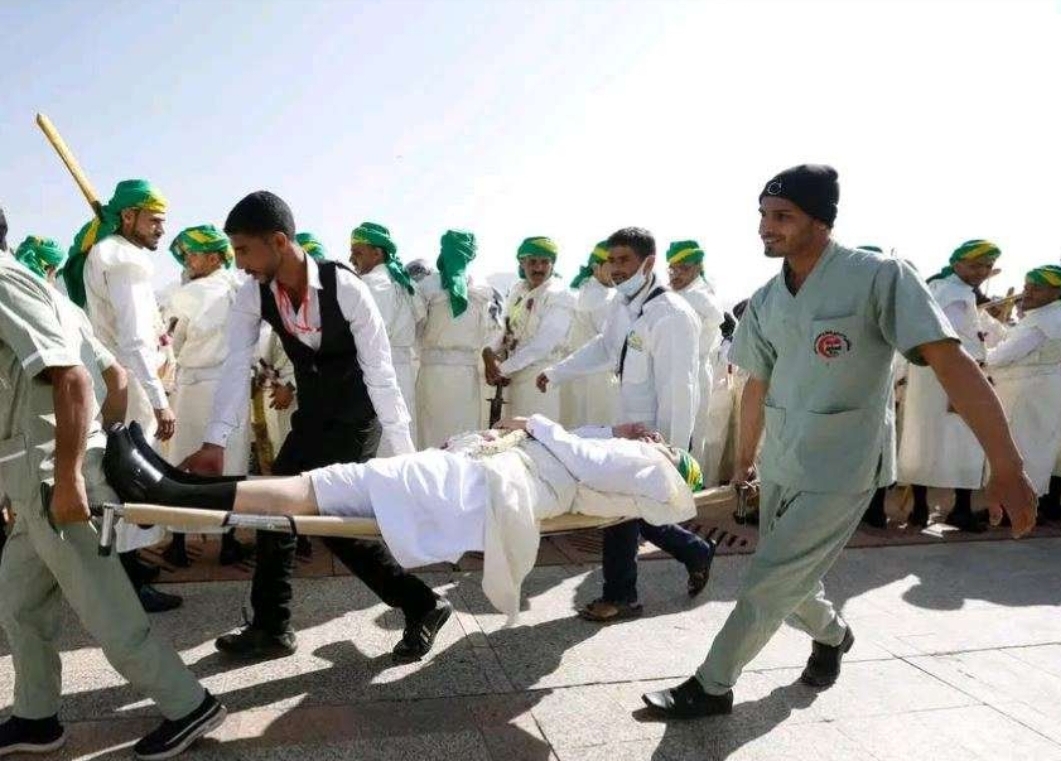 سقوط عريس مغميا عليه في العرس الجماعي الحوثي بصنعاء ومعلقون يردون :عرسان فوق النقّالة