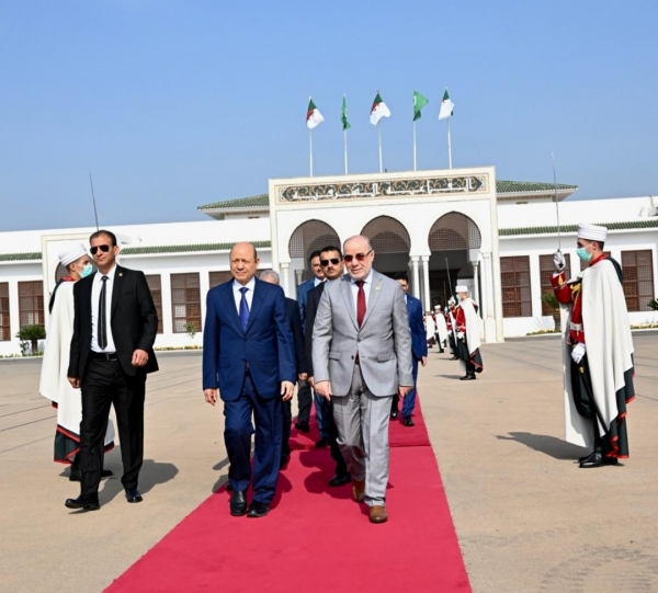 الرئيس رشاد العليمي يغادر العاصمة الجزائرية