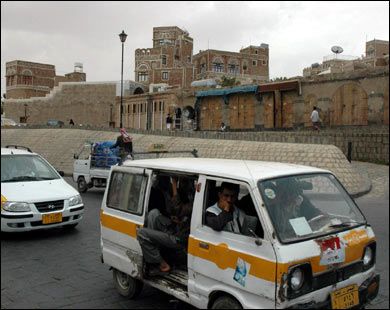 من وضعية 'التقابل' الى 'التراتب'.. المليشيات الحوثية تمنح سائقي الباصات الصغيرة مهلة أسبوعين!