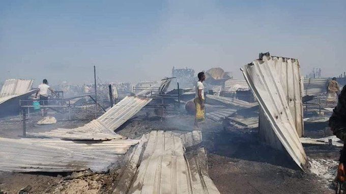تضررت عشرات الأسر ..إندلاع حريق هائل في مخيم للنازحين جنوب محافظة الحديدة