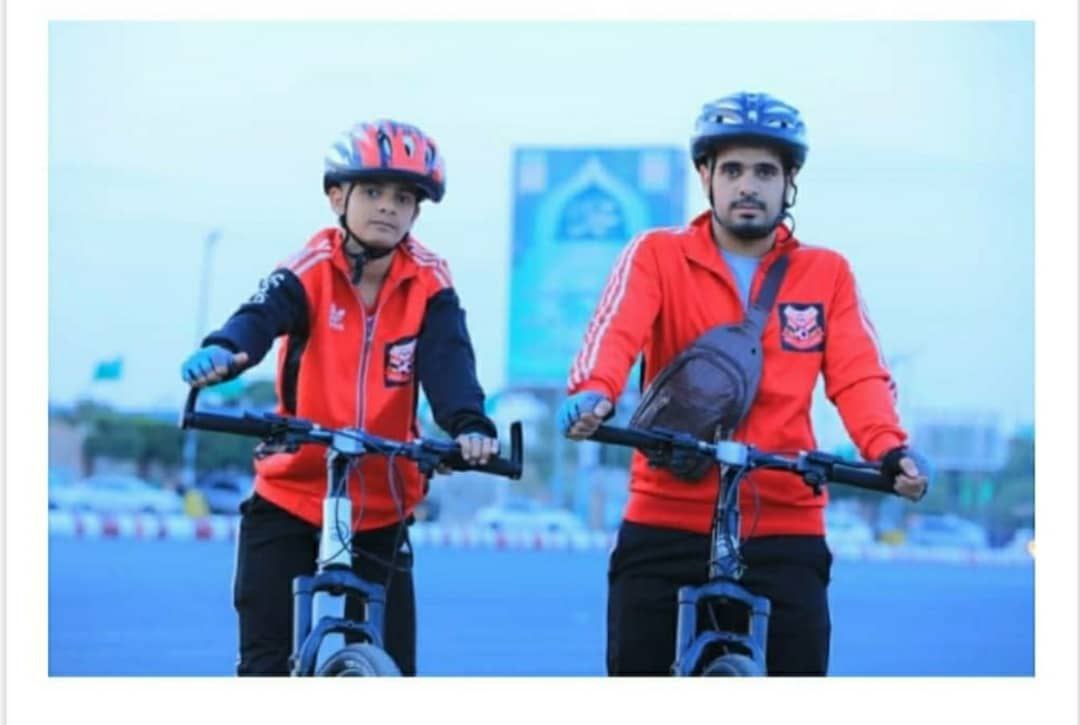 بدراجاتهما الهوائية.. المغامران عمار وعمرو يصلان آخر مدينة سعودية قبل الدخول الى قطر