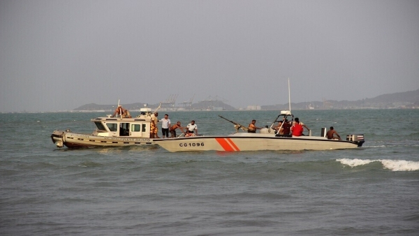 خفر السواحل تضبط سفينة تهريب كانت في طريقها لجماعة الحوثيين