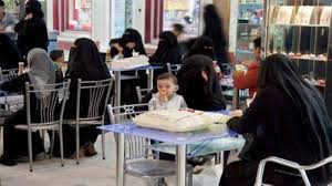 مليشيات الحوثي تقر إجراءات على خطى القاعدة وداعش بشأن دخول العائلات إلى المطاعم