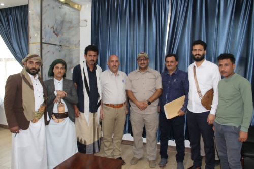 فريق حقوقي يسلّم عضو مجلس القيادة الرئاسي طارق صالح تقريراً يوثق ضلوع وكالات أممية في تمويل زراعة الألغام في اليمن