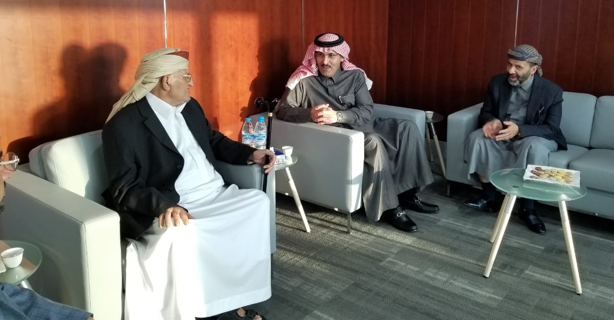 السفير السعودي لدى اليمن يطمئن على صحة الشيخ صادق الأحمر