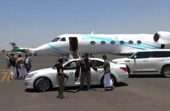مليشيات الحوثي تعلن وصول وفد عماني إلى صنعاء والحكومة الشرعية تتحدث عن تنازلات مؤلمة لوقف نزيف الدم