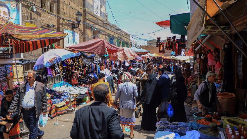 موسم جديد للنهب.. الحوثي يبتز الباعة المتجولين واصحاب البسطات ويفرض عليهم جبايات تحت مسمى ''هدايا الشهيد''