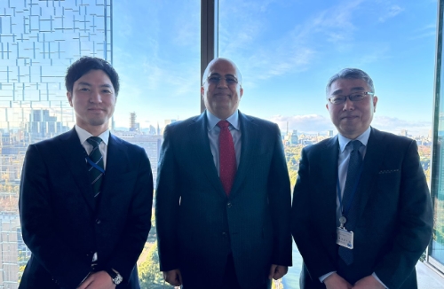 السفير اليمني بطوكيو يبحث مع الخارجية اليابانية تطورات الدعم المقدم لليمن 