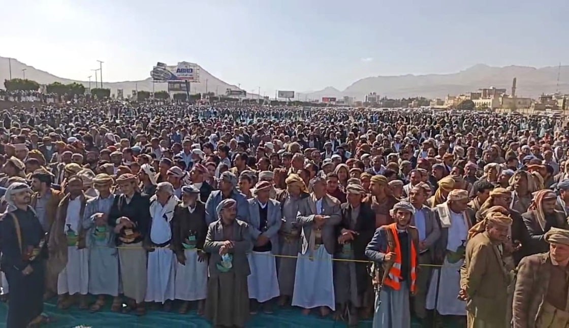 شاهد.. جموع غفيرة تشيع جثمان الشيخ صادق الأحمر الى مثواه الأخير