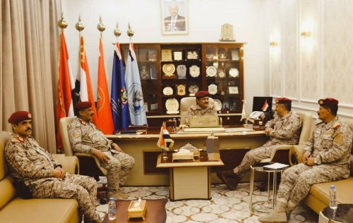 تفاصيل لقاء وزير الدفاع يلتقي مع  قائد المنطقة العسكرية الثالثة  بمدينة  عدن