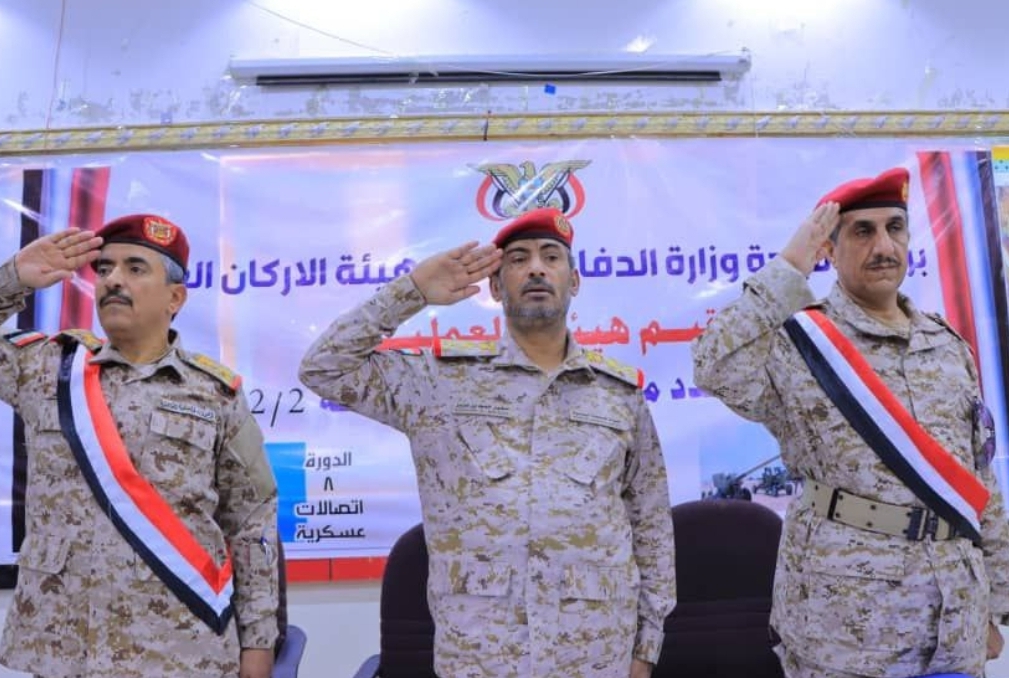 العمليات الحربية تحتفل بتخريج عدد من الدورات والفريق بن عزيز يؤكد:جماعة الحوثي لن تخضع للسلام بدون حسم المعركة