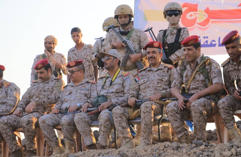 الفريق بن عزيز :القوات المسلحة على أهبة الاستعداد للقضاء على العصابات الارهابية الحوثية