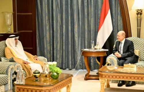 رئيس مجلس القيادة الرئاسي يستقبل السفير الاماراتي ويبلغه تمسك الحكومة اليمنية  بالقرار  2216