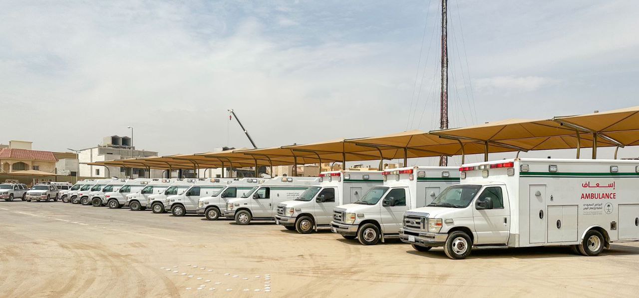 البرنامج السعودي لتنمية وإعمار اليمن والهلال الأحمر السعودي يقدمان 30 سيارة إسعاف في 6 محافظات يمنية