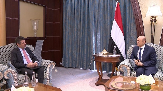 خلال لقائه  بالسفير الامريكي.. رئيس مجلس القيادة الرئاسي يتحدث عن مبادرة سعودية لاحلال السلام في اليمن