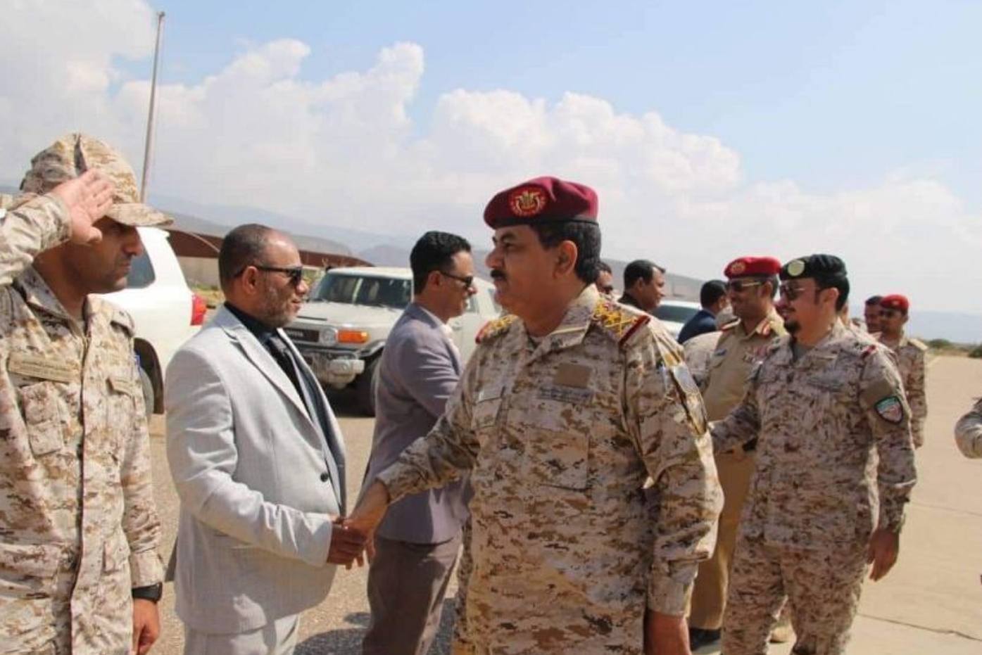 وزير الدفاع «الداعري» يصل محافظة سقطرى رفقة «بن عزير» ووفد من التحالف - أهداف الزيارة