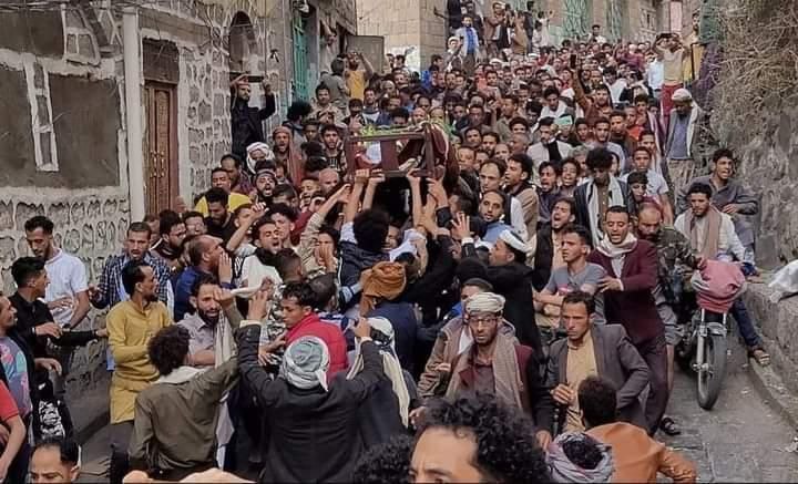 ''لا اله الا الله الحوثي عدو الله''  الآلاف في مدينة إب يشيعون جثمان ''المُكَحل'' ويهتفون ضد المليشيات الحوثية