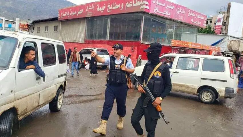 شاهد الصور.. مسلحون مقنعون ينتشرون في شوارع مدينة إب تحت لافتة ''الضبط المروري''