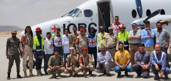طائرة جديدة تابعة للصليب الأحمر تصل إلى مطار مأرب في إطار الترتيبات لتنفيذ صفقة تبادل الأسرى