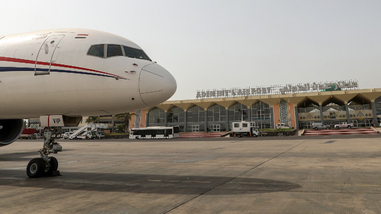 اليمنية توضح بشأن منع عشرات اليمنيين من الدخول الى مصر بعد وصولهم مطار القاهرة