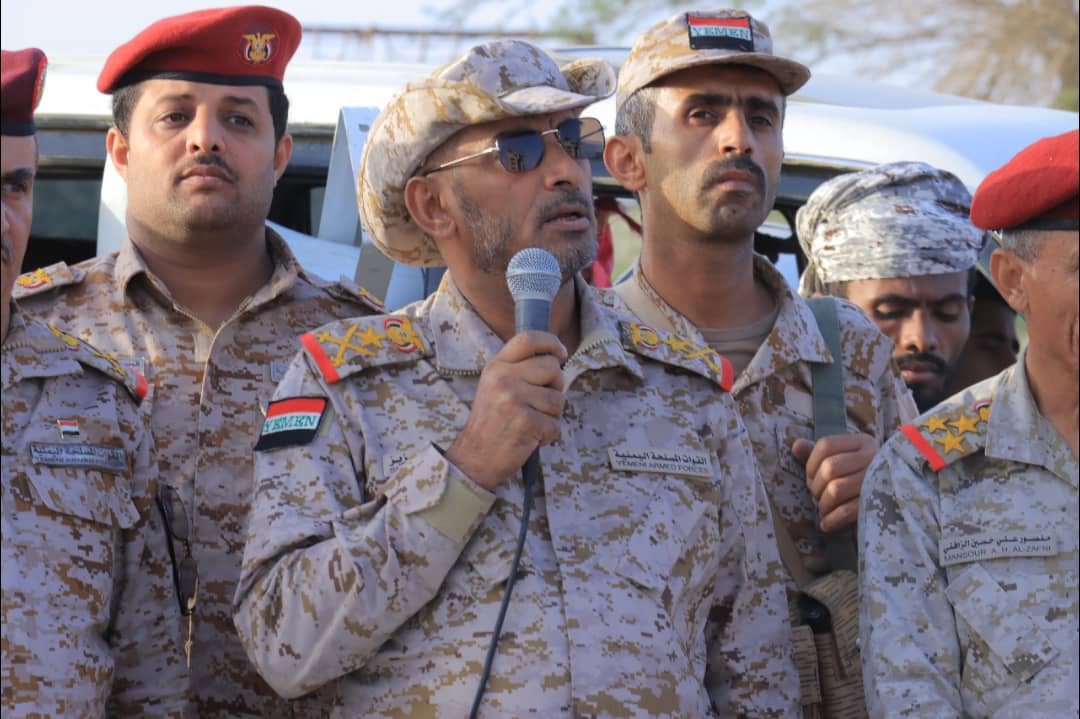 الفريق بن عزيز :القوات المسلحة على أهبة الاستعداد للقضاء على العصابات الإرهابية الحوثية