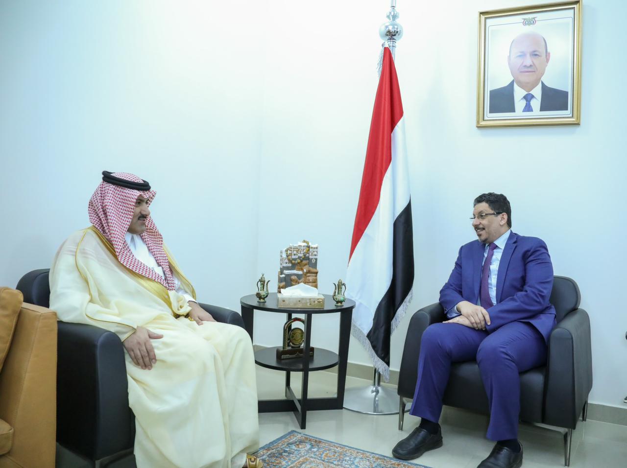 السفير السعودي يلتقي أول مسئول في الشرعية بعد زيارته الى صنعاء
