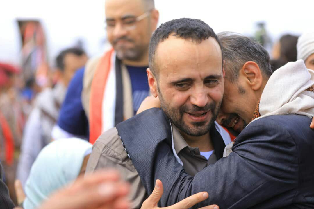 صحفي محرر من سجون الحوثيين: ''صنعاء سجن كبير وعبدالملك الحوثي سلاح دمار شامل''