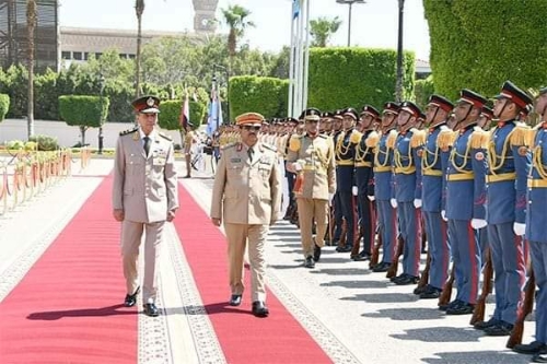 وزير الدفاع اليمني يلتقي القائد العام للقوات المسلحة المصرية .. تفاصيل