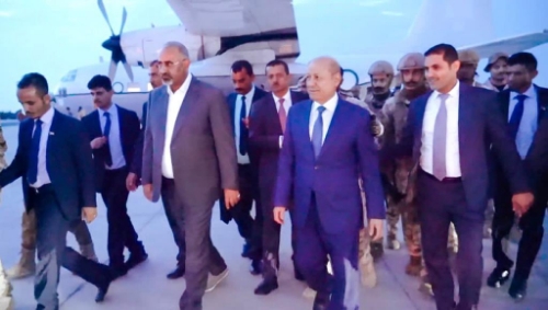 عيدروس يستقبل رئيس مجلس القيادة الرئاسي بمطار  عدن