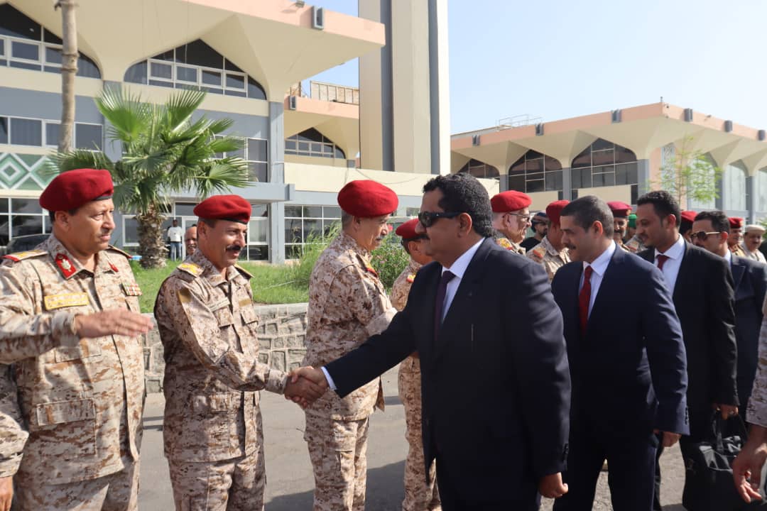وزير الدفاع يعود الى عدن بعد زيارة عمل وصفت بـ "المثمرة" إلى جمهورية مصر