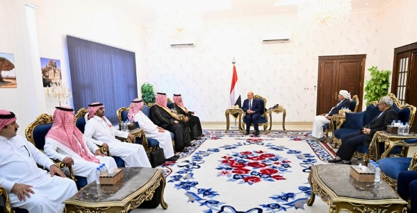 محمد آل جابر يصل عدن .. تفاصيل لقاء رئيس مجلس القيادة الرئاسي بالسفير  السعودي