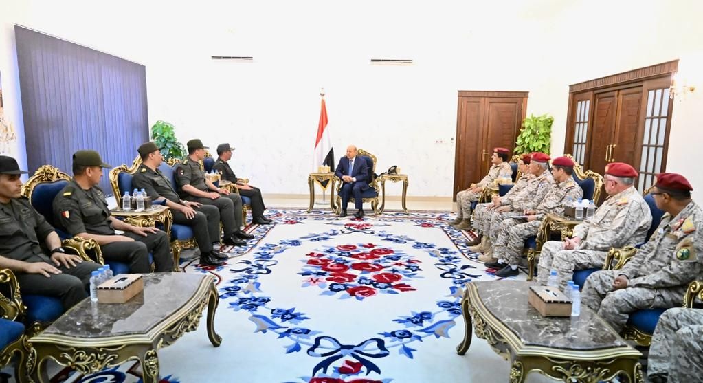 الرئيس يستقبل في عدن وفد عسكري مصري رفيع المستوى