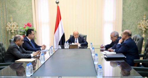 اجتماع حكومي رفيع برئاسة رئيس مجلس القيادة الرئاسي يناقش الإجراءات الهادفة لمعالجة الإنهيار الكبير للريال اليمني