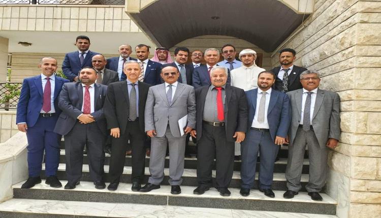 تحركات لرؤساء البنوك اليمنية في الخارج لوقف إنهيار العملة