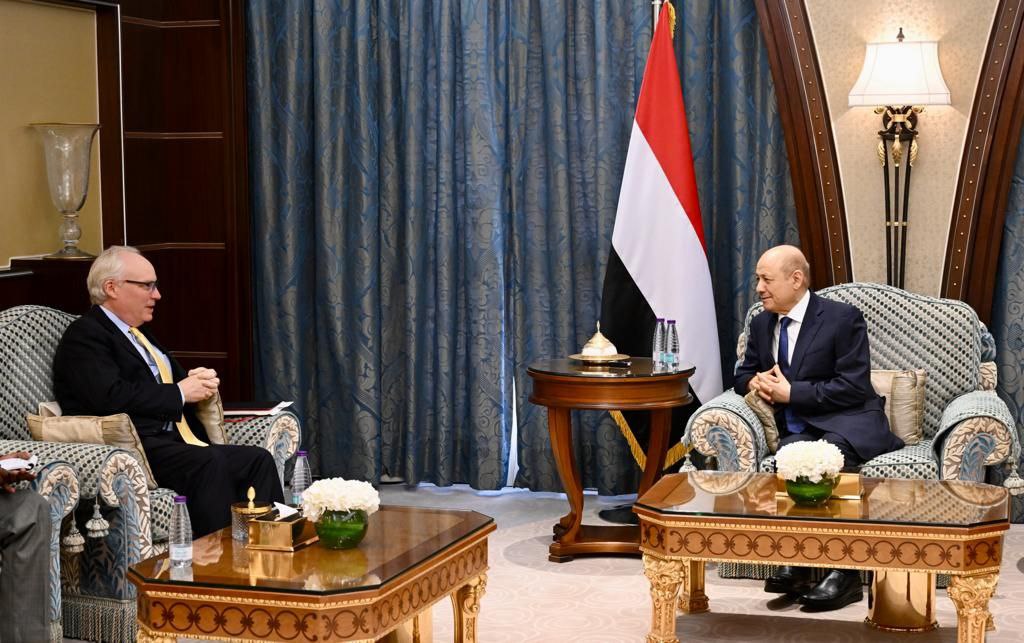 الرئيس العليمي يستعرض مع المبعوث الأمريكي ثلاث أزمات ذهبت بالوضع في اليمن الى الأسوأ