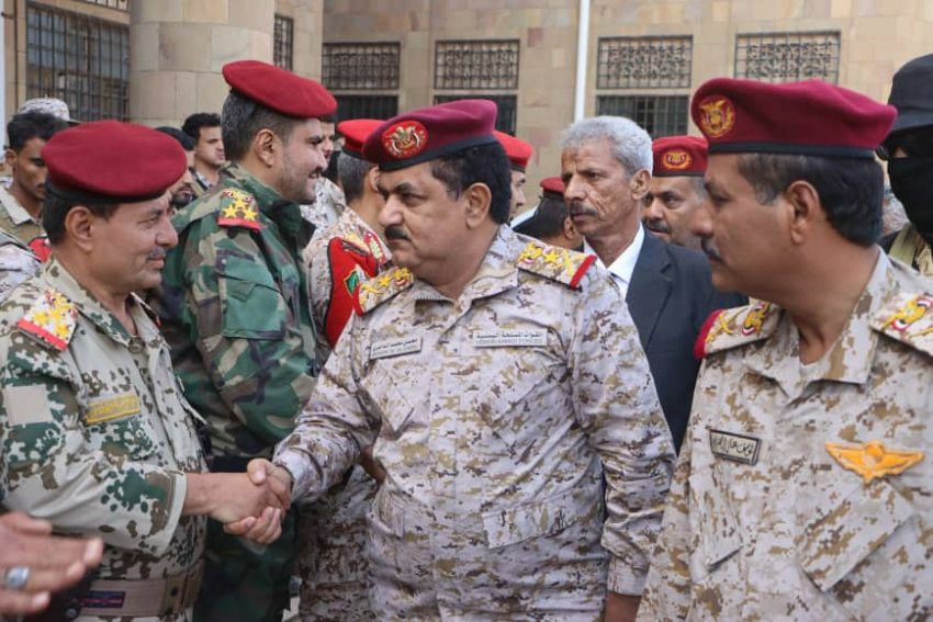 وزير الدفاع يرد  على تحشيد المليشيات الحوثية من تعز