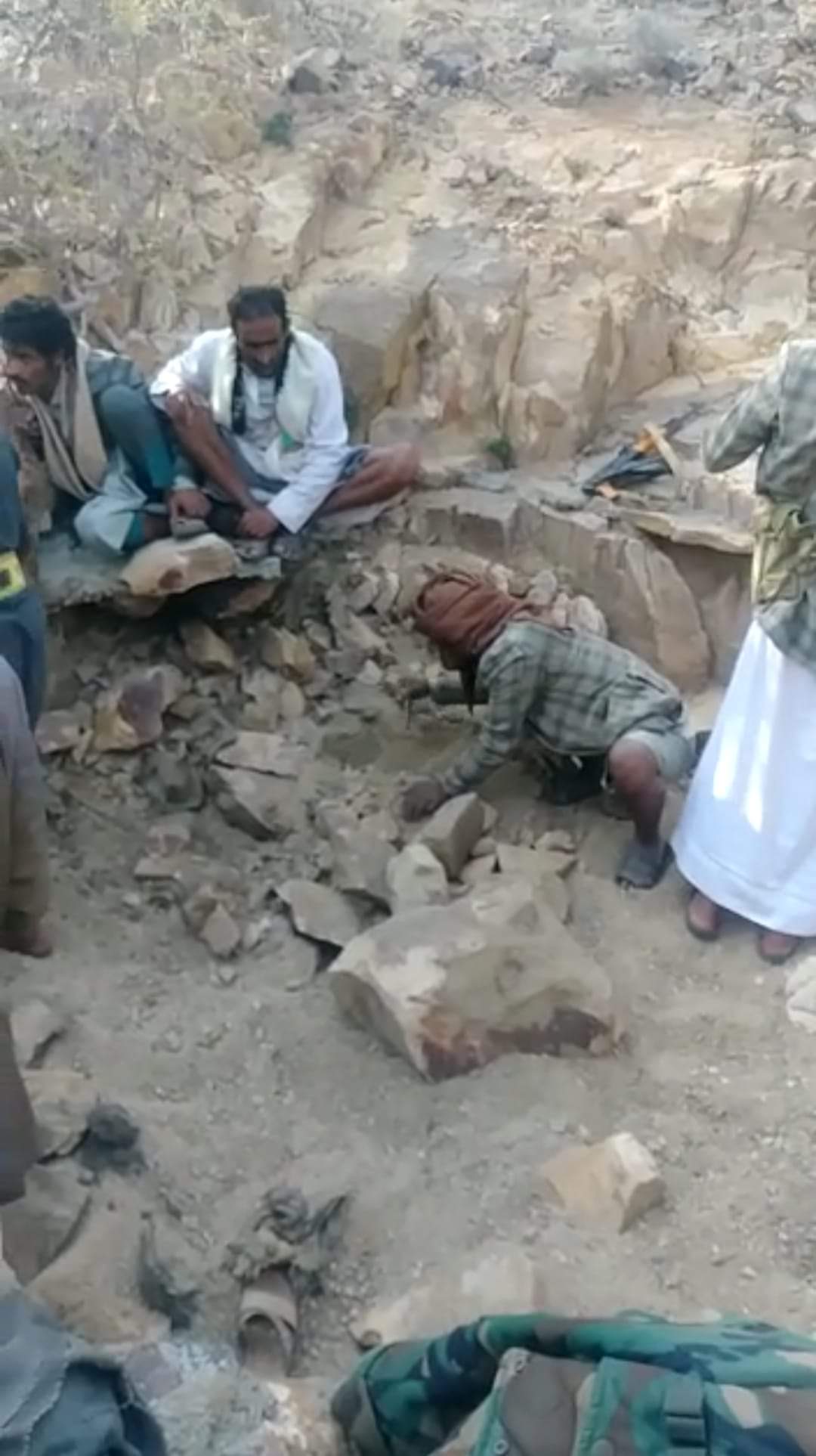 حقوقيون..يكشفون العثور عن( 16)شخصا بهياكل عظمية في كهف خطفهم الحوثيون في العام 2010.. تفاصيل مرعبة