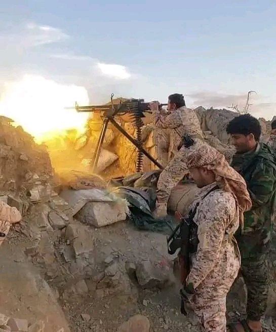 الجيش يخوض معارك عنيفة ضد الحوثيين بجبهة الدفاع الجوي بتعز