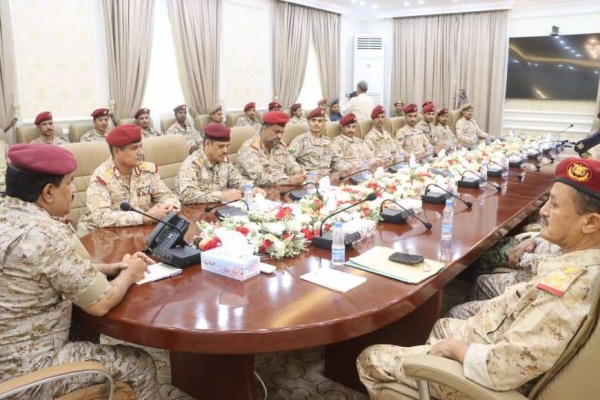 وزير الدفاع يناقش أوضاع الطلاب اليمنيين المبتعثين في السودان للدراسات العسكرية